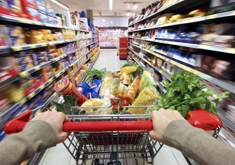 Roma, 31 mag. (askanews) - Vola il carrello della spesa. A maggio i prezzi dei beni alimentari, per la cura della casa e della persona aumentano dello 0,8% su base mensile e dell'1,9% su base annua (in accelerazione da +1,2% registrato ad aprile). E' la stima preliminare dell'Istat.

	I prezzi dei prodotti ad alta frequenza d'acquisto salgono dello 0,8% in termini congiunturali e del 2,1% in termini tendenziali (in accelerazione da +1,4% del mese precedente).