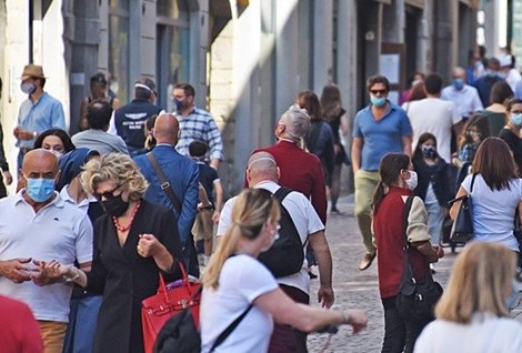 GENTE CON MASCHERINA