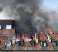 Un grosso incendio Ë scoppiato questa mattina nel centro di Torino tra via Lagrange e piazza Carlo Felice. Le fiamme si sono sviluppate nelle mansarde di un palazzo, Torino, 3 settembre 2021 
ANS/ALESSANDRO DI MARCO
