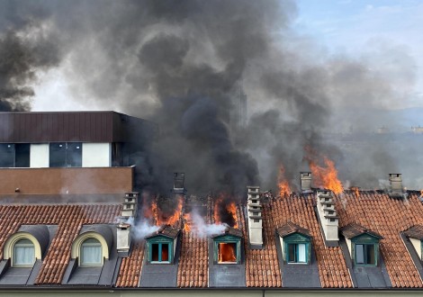Un grosso incendio Ë scoppiato questa mattina nel centro di Torino tra via Lagrange e piazza Carlo Felice. Le fiamme si sono sviluppate nelle mansarde di un palazzo, Torino, 3 settembre 2021 
ANS/ALESSANDRO DI MARCO