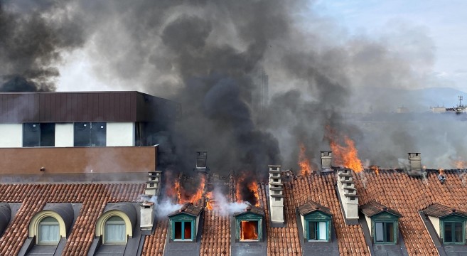 Un grosso incendio Ë scoppiato questa mattina nel centro di Torino tra via Lagrange e piazza Carlo Felice. Le fiamme si sono sviluppate nelle mansarde di un palazzo, Torino, 3 settembre 2021 
ANS/ALESSANDRO DI MARCO