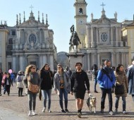 Turisti e torinesi a piedi per le vie del centro città senza traffico in occasione della domenica ecologica, Torino, 05 marzo 2017.
ANSA/ALESSANDRO DI MARCO