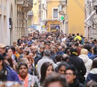 Verona Folla di turisti in centro tra shopping e monumenti      foto Sartori  - Folla di turisti in centro tra shopping e monumenti - fotografo: Sartori