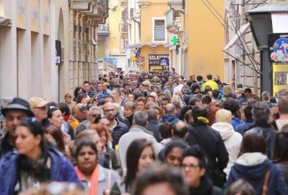 Verona Folla di turisti in centro tra shopping e monumenti      foto Sartori  - Folla di turisti in centro tra shopping e monumenti - fotografo: Sartori