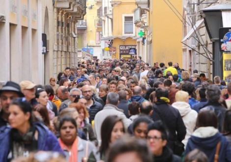 Verona Folla di turisti in centro tra shopping e monumenti      foto Sartori  - Folla di turisti in centro tra shopping e monumenti - fotografo: Sartori