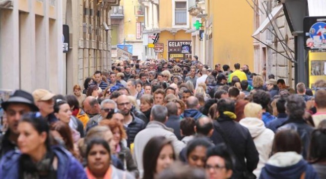 Verona Folla di turisti in centro tra shopping e monumenti      foto Sartori  - Folla di turisti in centro tra shopping e monumenti - fotografo: Sartori